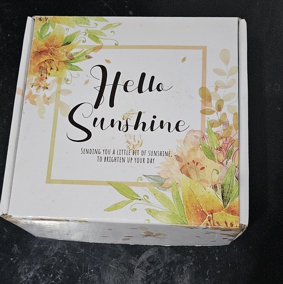 Hello Sunshine Gift Box - Picture 2 of 8